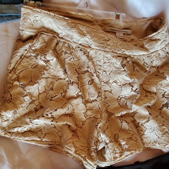 DIANE VON FURSTENBERG DRESSY SHORTS. SIZE 6 - Picture 2 of 3